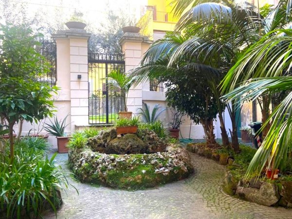 appartamento in vendita a Roma in zona Trevi-Colonna