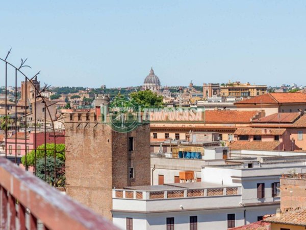 appartamento in vendita a Roma in zona Rione Monti/Campitelli