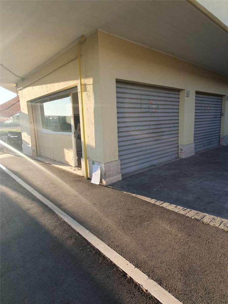 negozio in vendita a Roma in zona Dragoncello