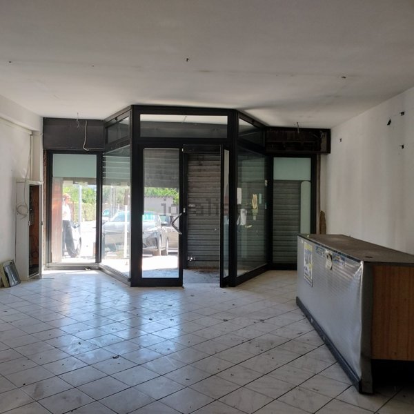 locale commerciale in vendita a Roma in zona Acilia