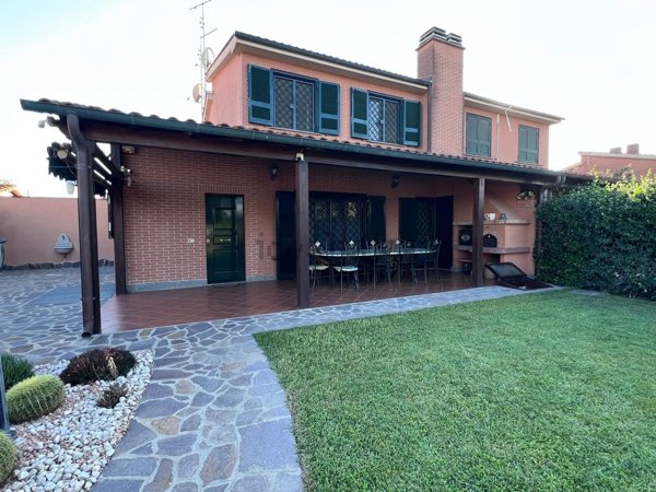 casa indipendente in vendita a Roma in zona Infernetto