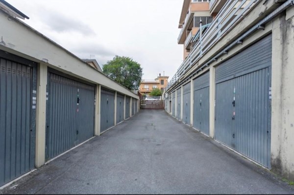 locale di sgombero in vendita a Roma in zona Casal Morena
