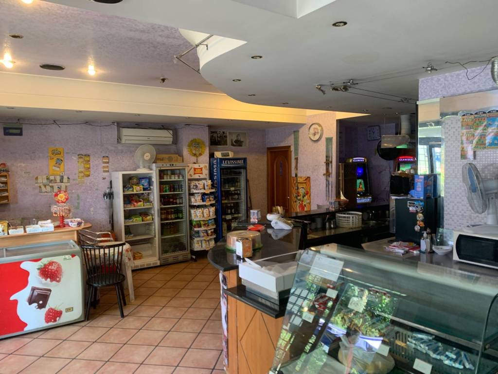 negozio in vendita a Roma in zona Cinecittà