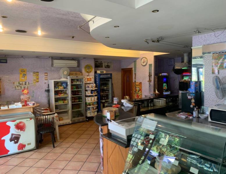 negozio in vendita a Roma in zona Cinecittà