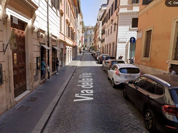 negozio in vendita a Roma in zona Trevi-Colonna