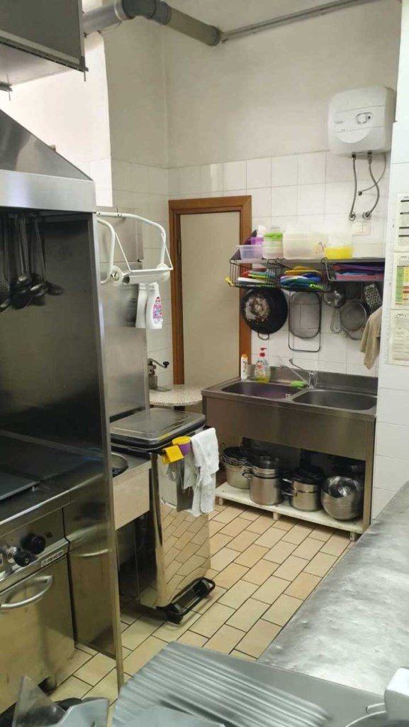 negozio in vendita a Roma in zona Cinecittà