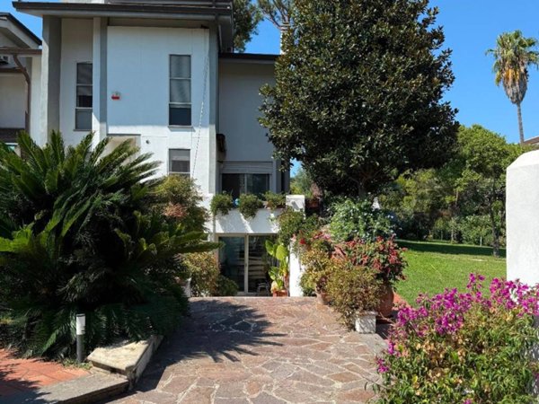 casa indipendente in vendita a Roma in zona Casal Palocco