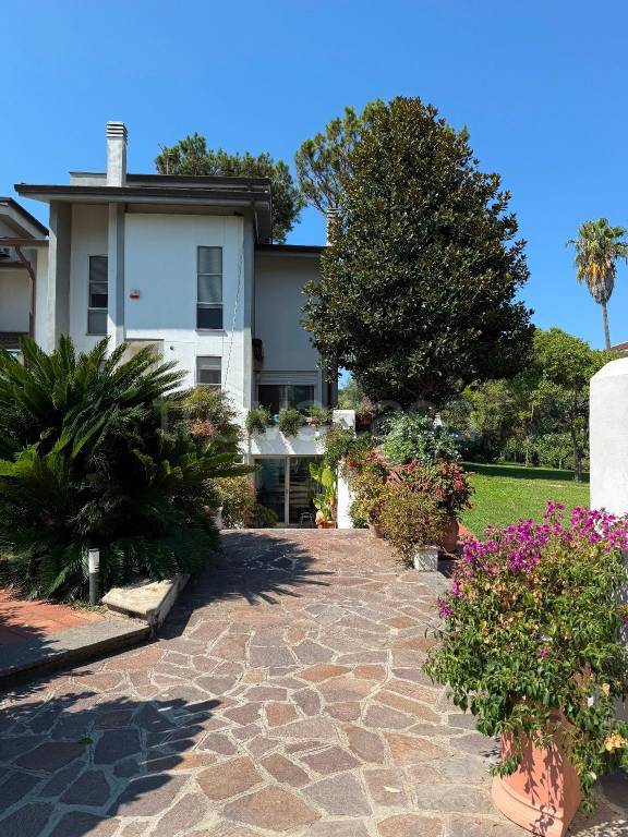 casa indipendente in vendita a Roma in zona Casal Palocco