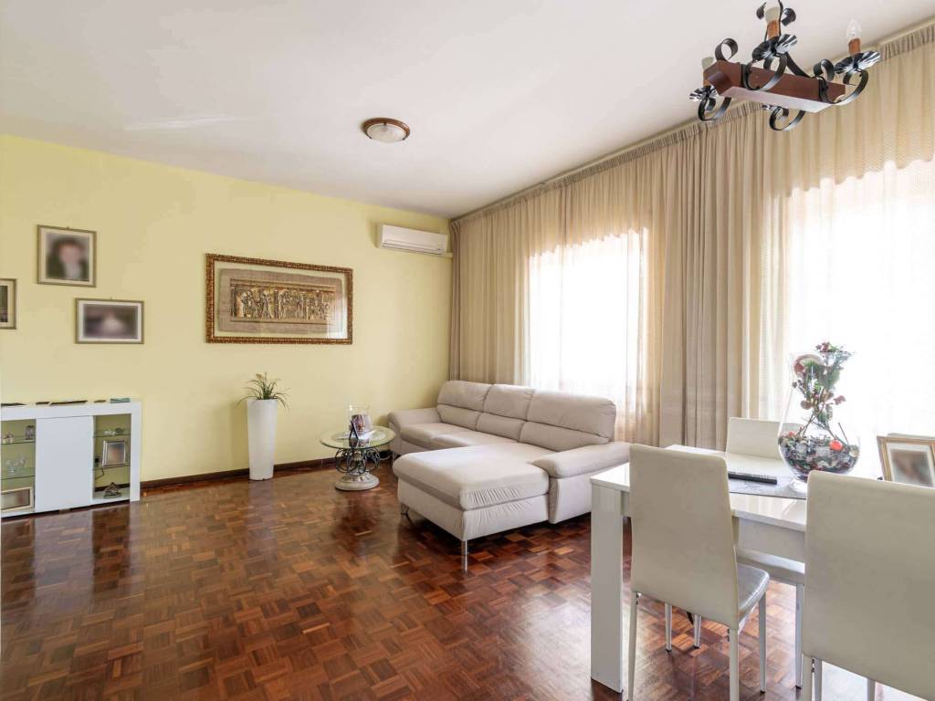 appartamento in vendita a Roma in zona Giuliano Dalmata