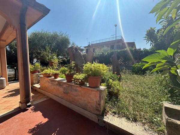 appartamento in vendita a Roma in zona Torre Angela
