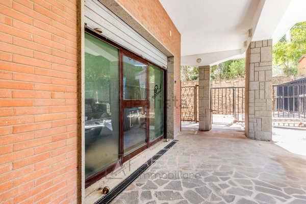 negozio in vendita a Roma in zona Acilia