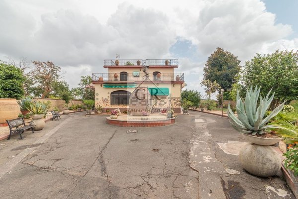 casa indipendente in vendita a Roma in zona Valle Santa