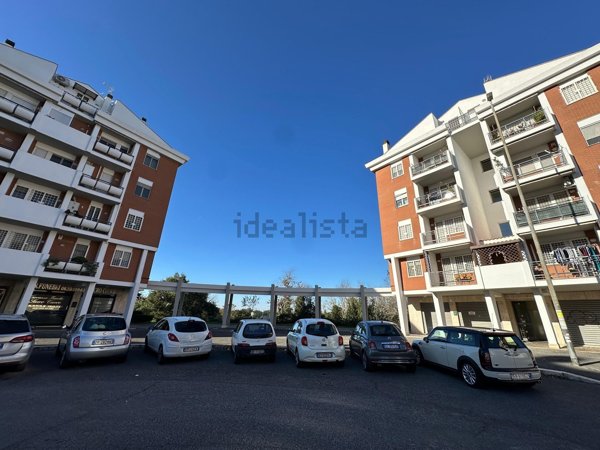 locale commerciale in vendita a Roma in zona Selva Candida