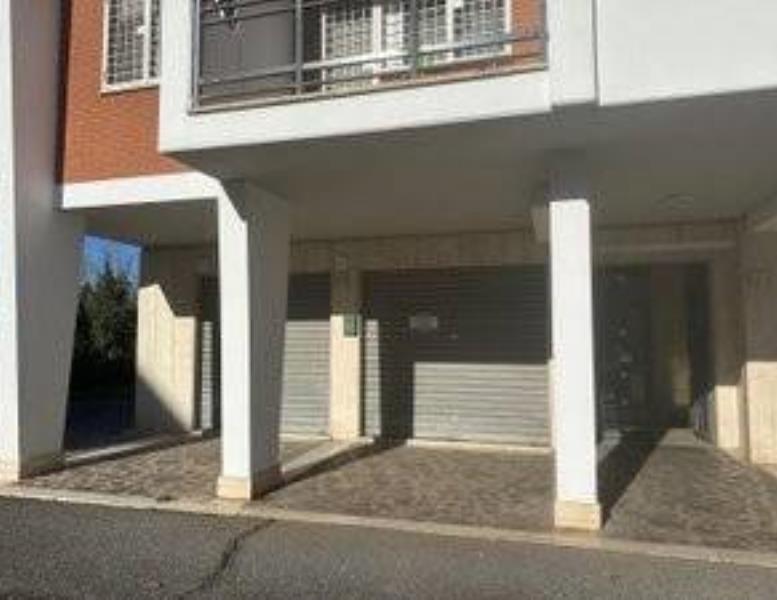 locale commerciale in vendita a Roma in zona Casalotti
