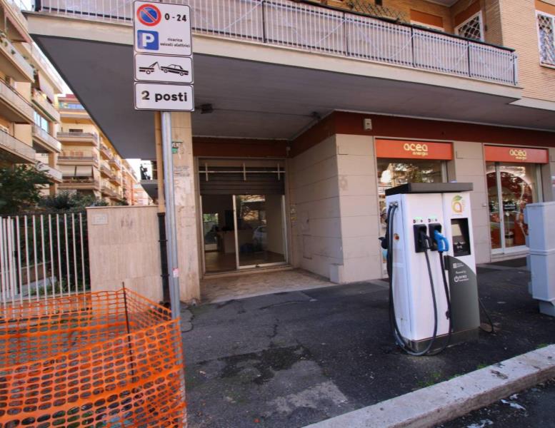 locale commerciale in vendita a Roma in zona Ostia
