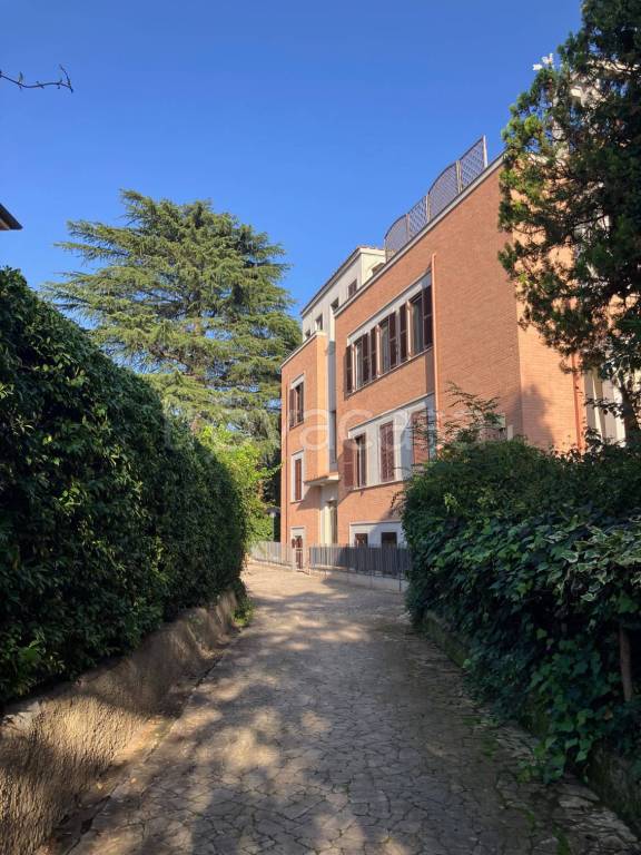appartamento in vendita a Roma in zona Appio Claudio