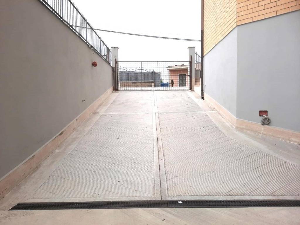 locale commerciale in vendita a Roma in zona Casal Morena