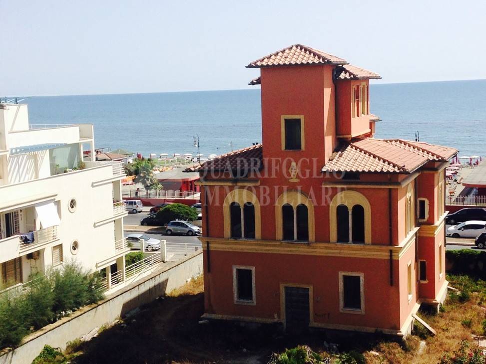 casa indipendente in vendita a Roma in zona Ostia