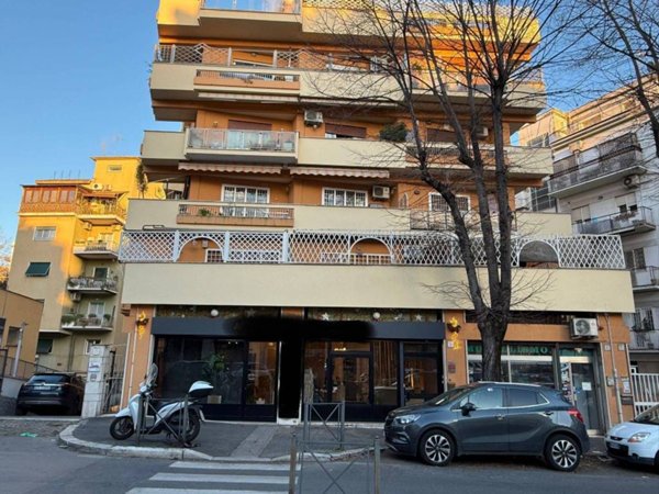 negozio in vendita a Roma in zona Appio Latino
