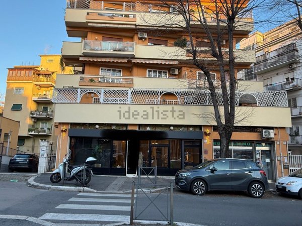 locale commerciale in vendita a Roma in zona Appio Latino