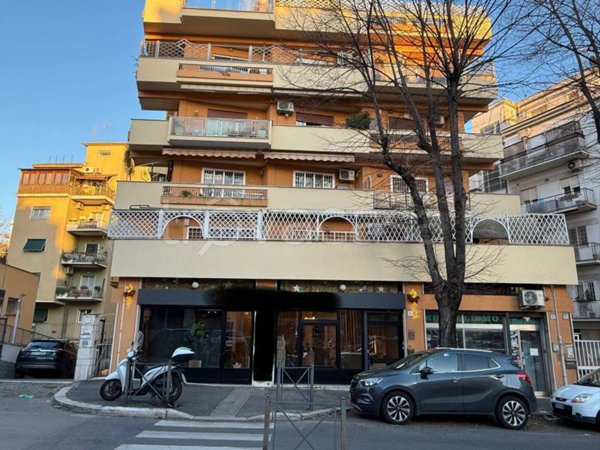 locale commerciale in vendita a Roma in zona Appio Latino