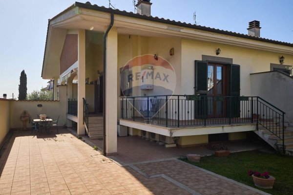 casa indipendente in vendita a Roma in zona Finocchio