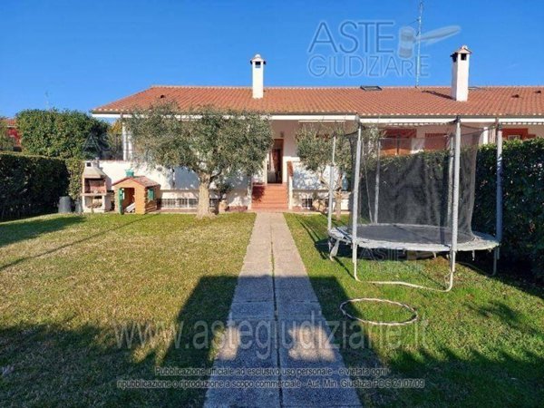 casa indipendente in vendita a Roma in zona Infernetto