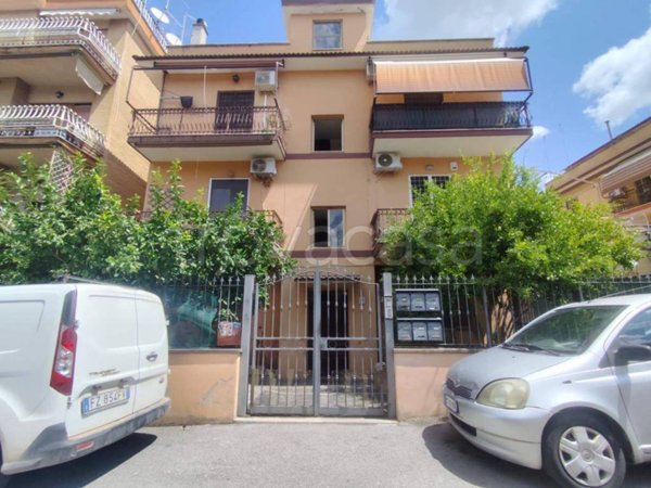 appartamento in vendita a Roma in zona Tor de' Cenci