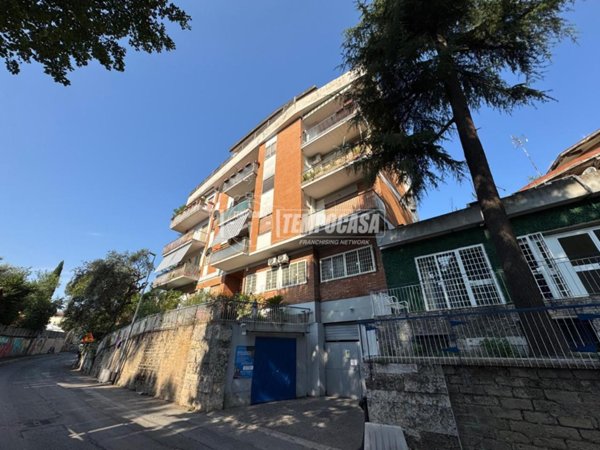 appartamento in vendita a Roma in zona Tomba di Nerone