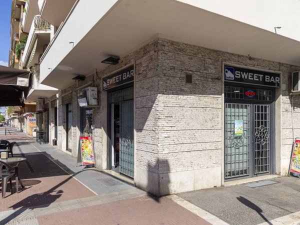 negozio in vendita a Roma in zona Appio Claudio