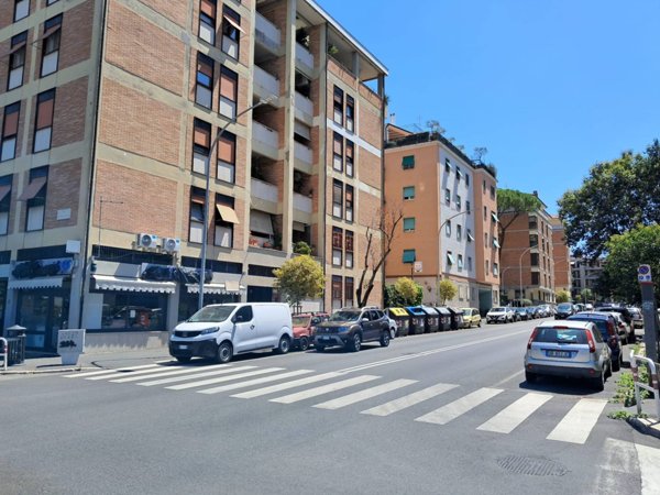 locale commerciale in vendita a Roma in zona Ardeatino