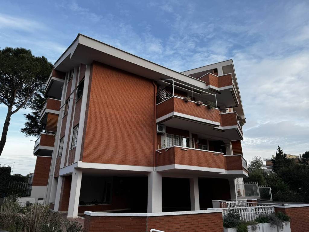 appartamento in vendita a Roma in zona Tor Cervara