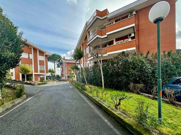 appartamento in vendita a Roma in zona Tor Cervara