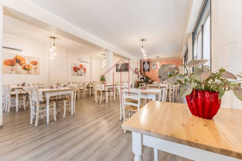 negozio in vendita a Roma in zona Ardeatino