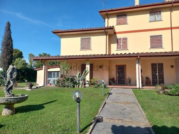 casa indipendente in vendita a Roma in zona Ostia Antica