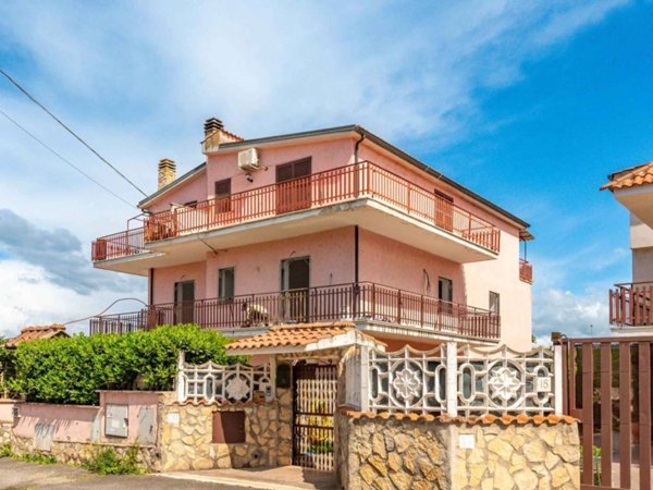 appartamento in vendita a Roma in zona Fosso di San Giuliano