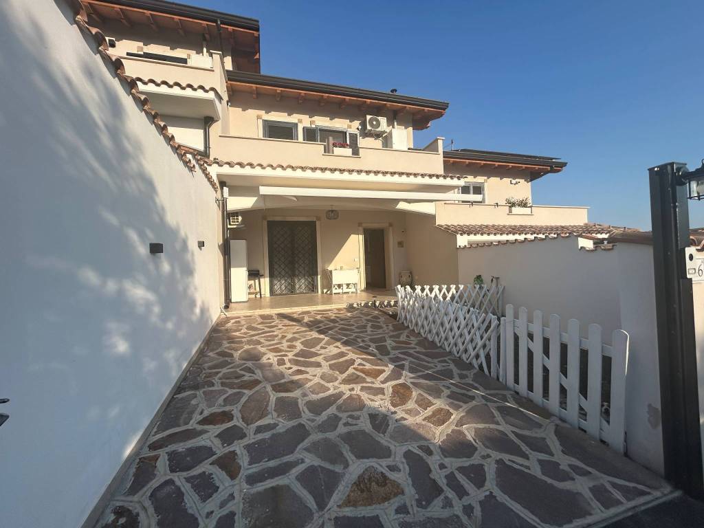 casa indipendente in vendita a Roma in zona Giuliano Dalmata