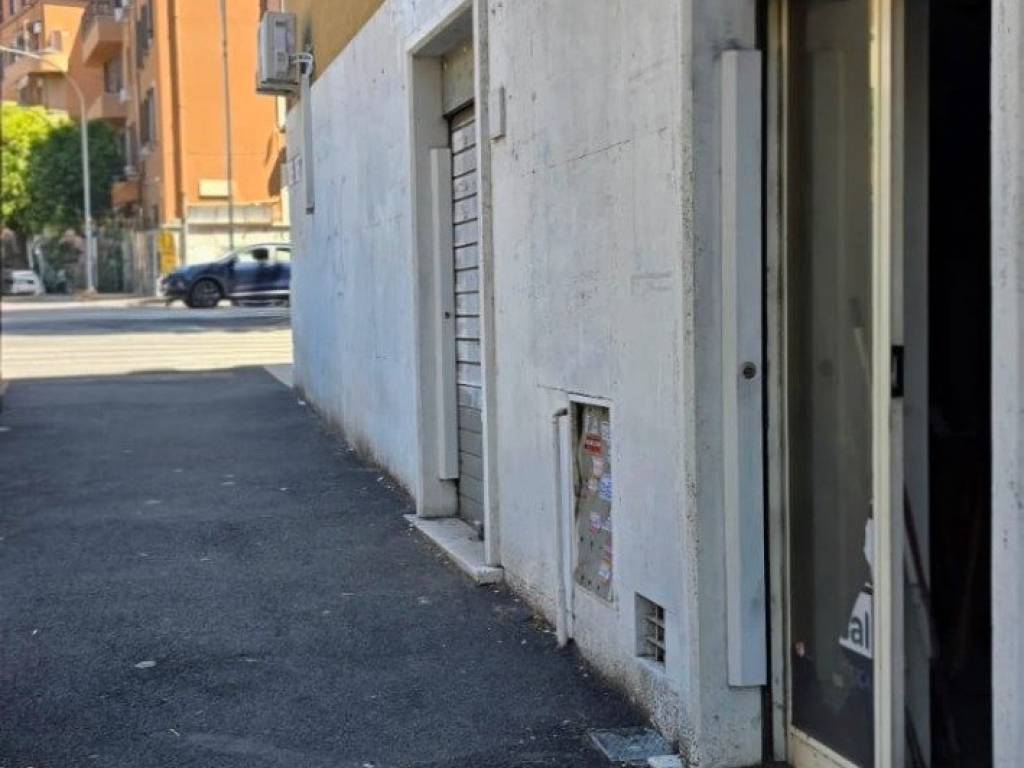 negozio in vendita a Roma in zona Ostiense