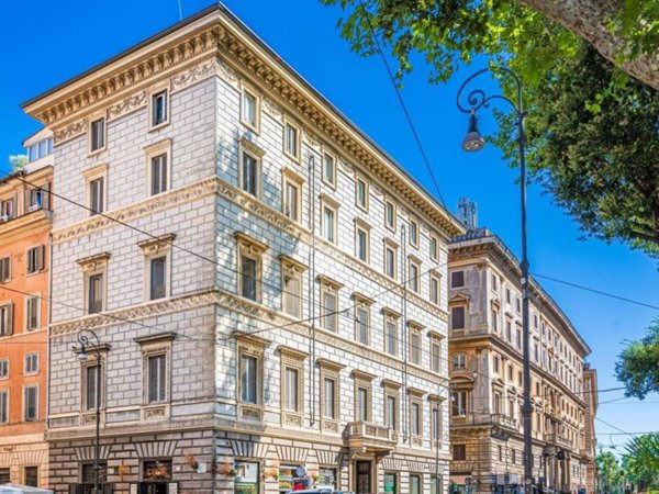 appartamento in vendita a Roma in zona Parione/Sant'Eustachio