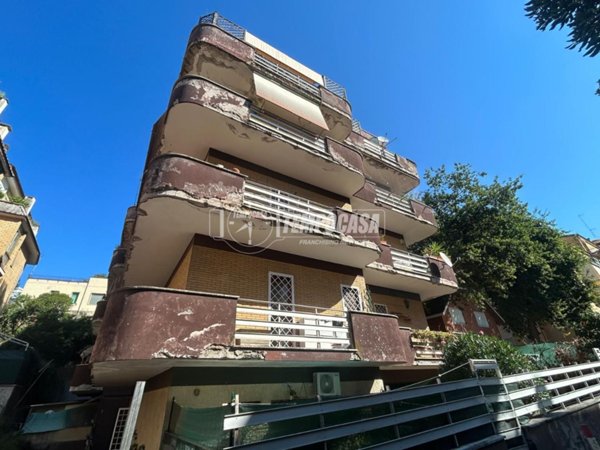 appartamento in vendita a Roma in zona Tomba di Nerone