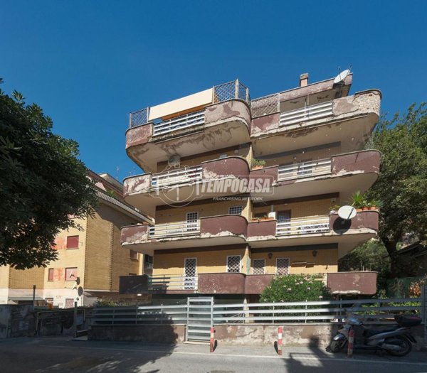 appartamento in vendita a Roma in zona Tomba di Nerone