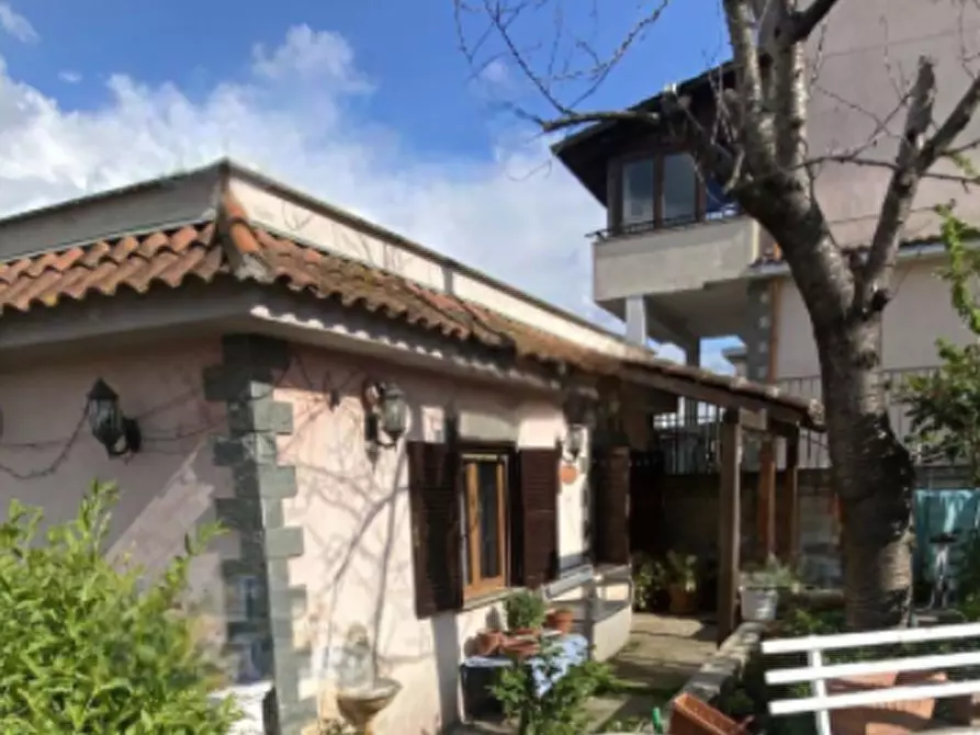 casa indipendente in vendita a Roma in zona Lago Regillo