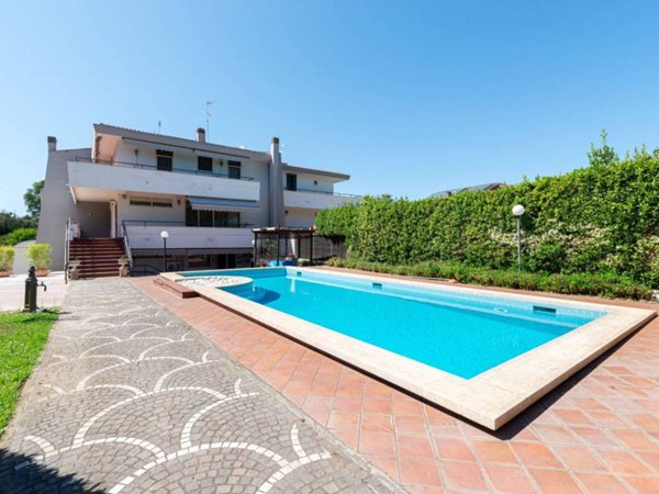casa indipendente in vendita a Roma in zona Casal Palocco