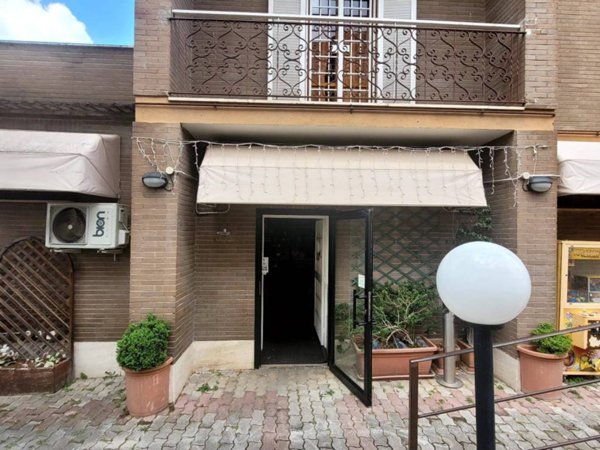 negozio in vendita a Roma in zona Pantan Monastero