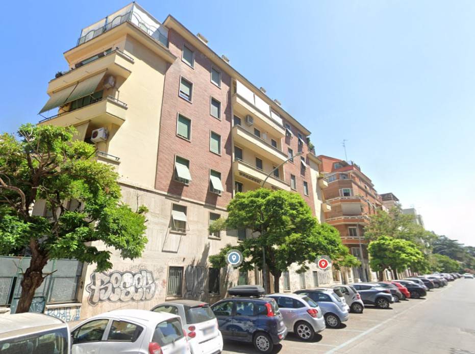 locale commerciale in vendita a Roma in zona Tuscolano