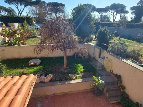 casa indipendente in vendita a Roma in zona Casal Palocco