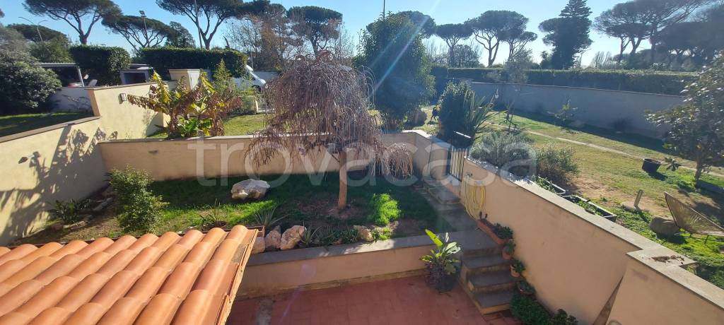 casa indipendente in vendita a Roma in zona Casal Palocco