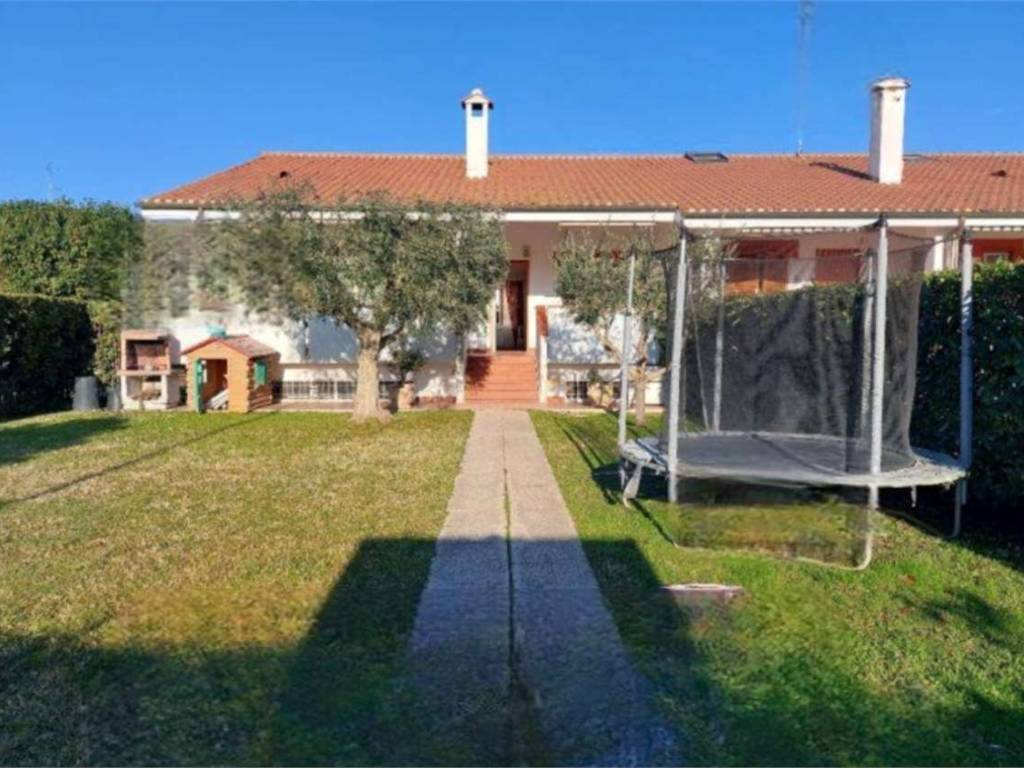 casa indipendente in vendita a Roma in zona Infernetto