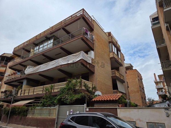 appartamento in vendita a Roma in zona Ostia