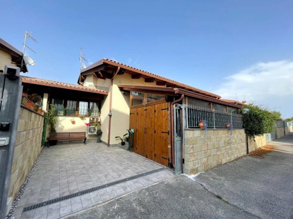 casa indipendente in vendita a Roma in zona Ostia Antica